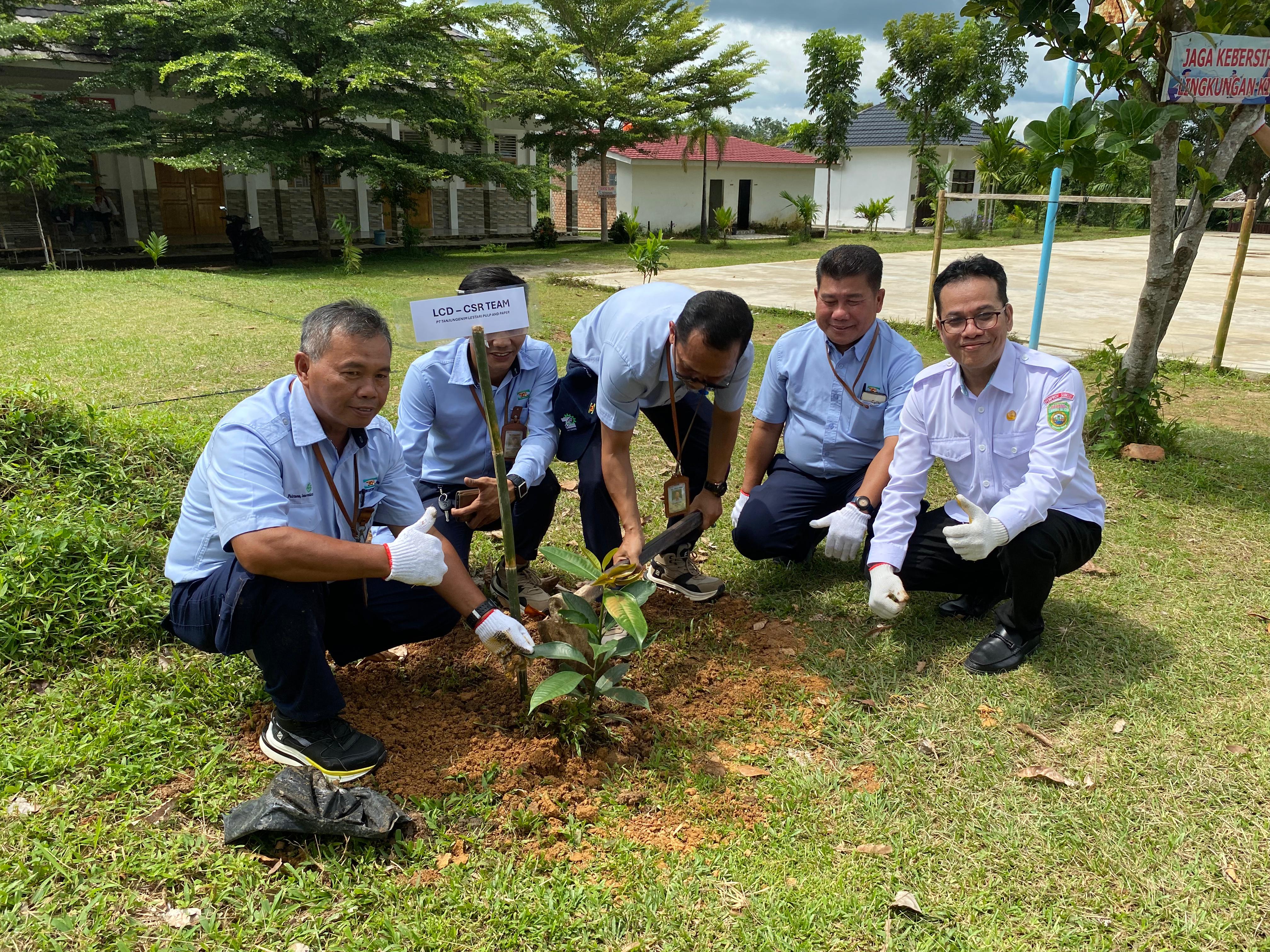 Bantuan Pohon Buah-buahan dari PT. TEL untuk SMKN 1 Rambang Dangku