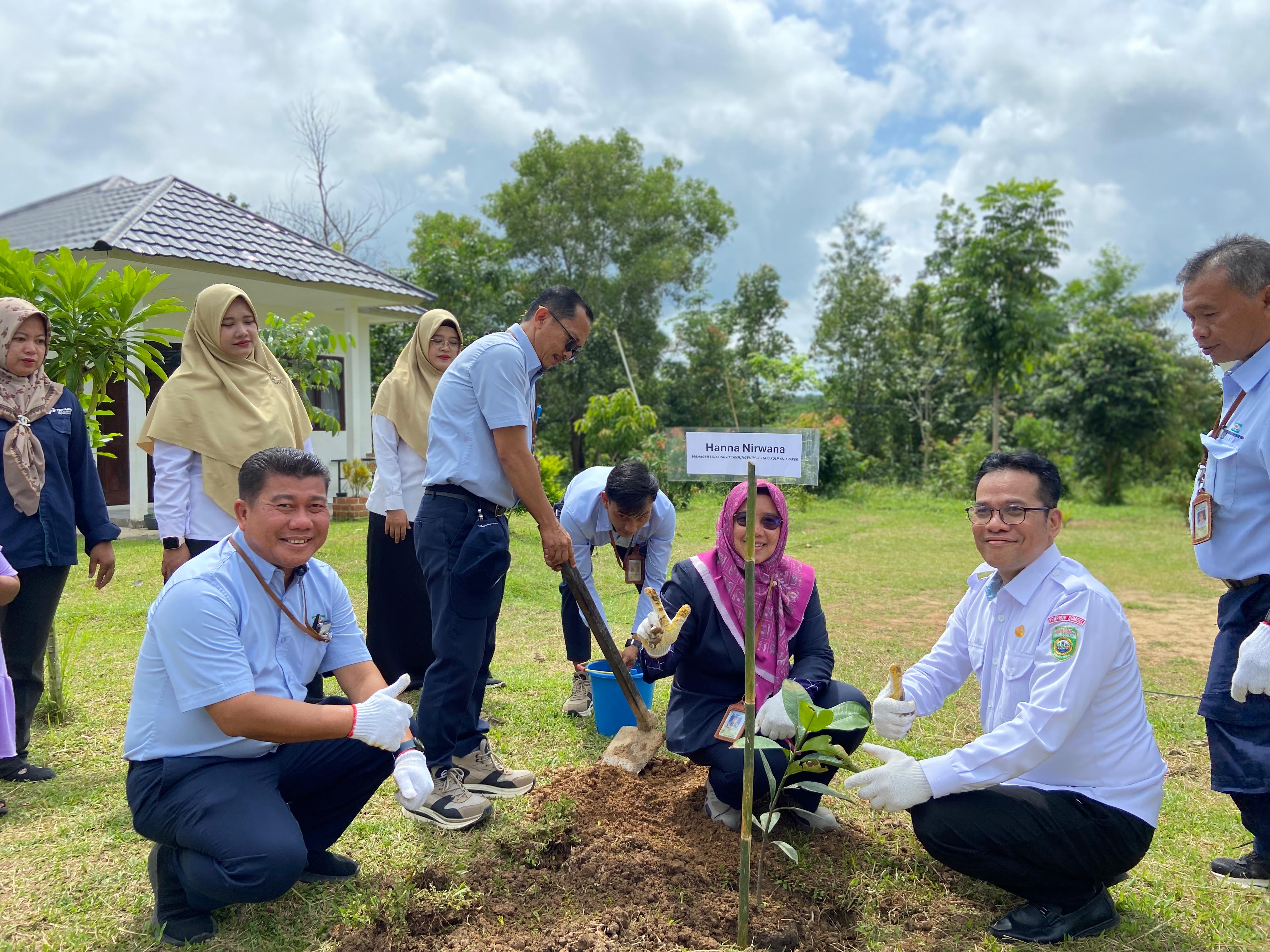 Bantuan Pohon Buah-buahan dari PT. TEL untuk SMKN 1 Rambang Dangku