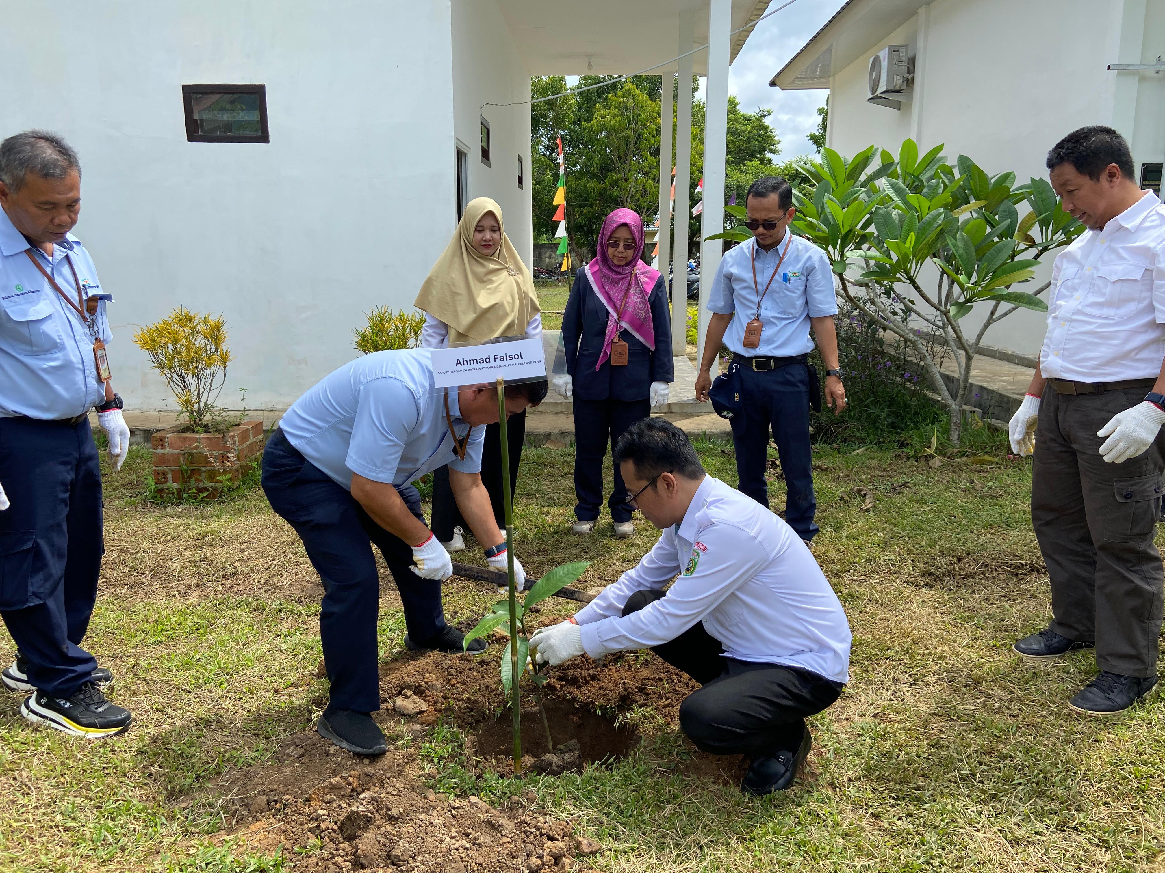 Bantuan Pohon Buah-buahan dari PT. TEL untuk SMKN 1 Rambang Dangku