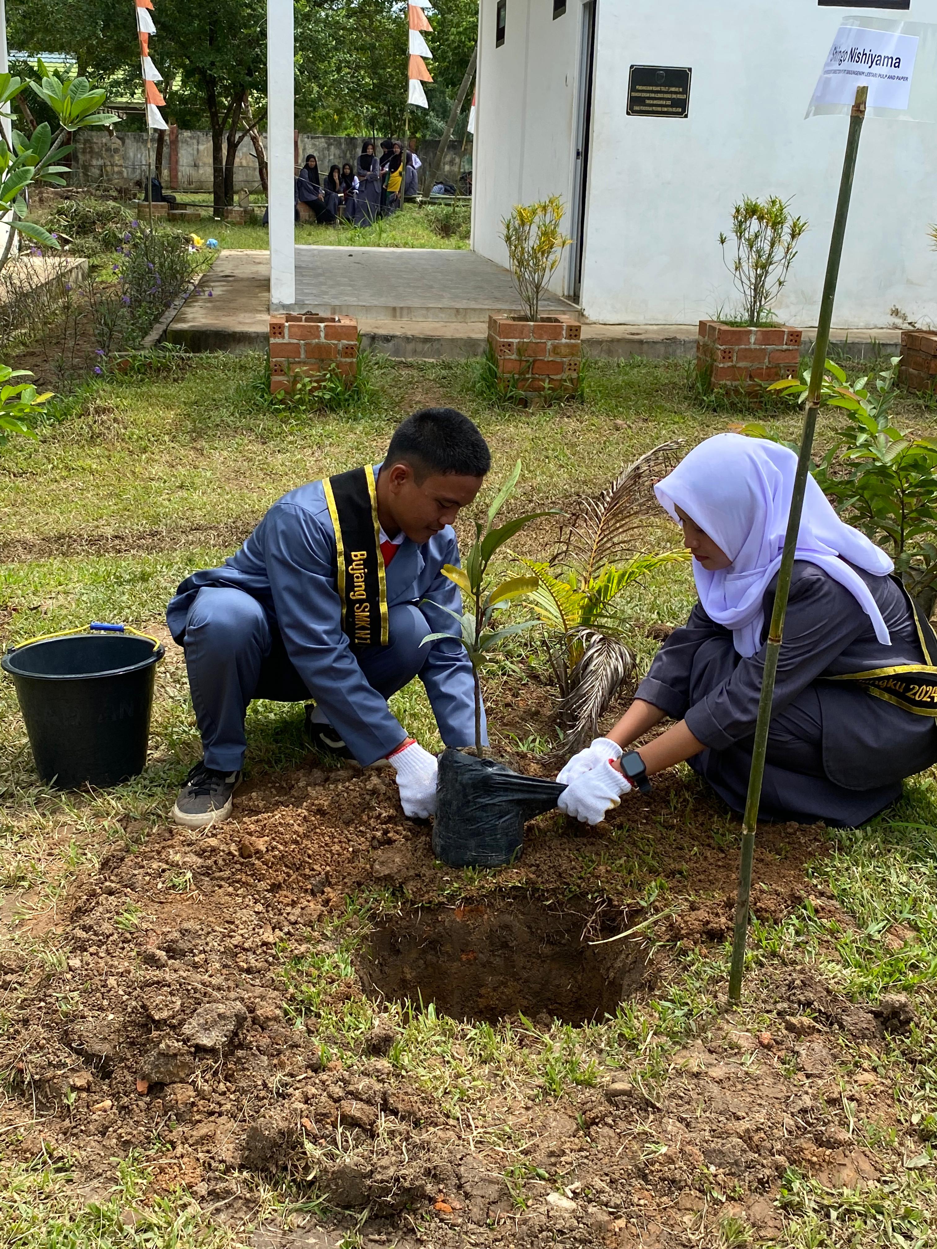 Bantuan Pohon Buah-buahan dari PT. TEL untuk SMKN 1 Rambang Dangku